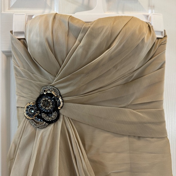Elegant Strapless Beige Dress with Brooch size 10 - Picture 2 of 9